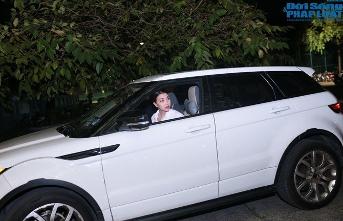  Trà Ngọc Hằng kín đáo, Vũ Hoàng Điệp gợi cảm đi diễn thời trang